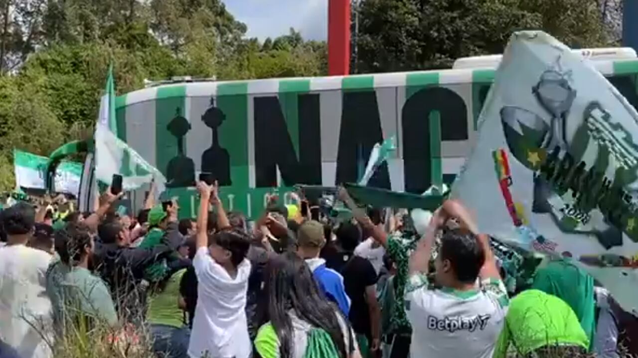 Así despidieron los hinchas de Nacional a su equipo rumbo a Bogotá.