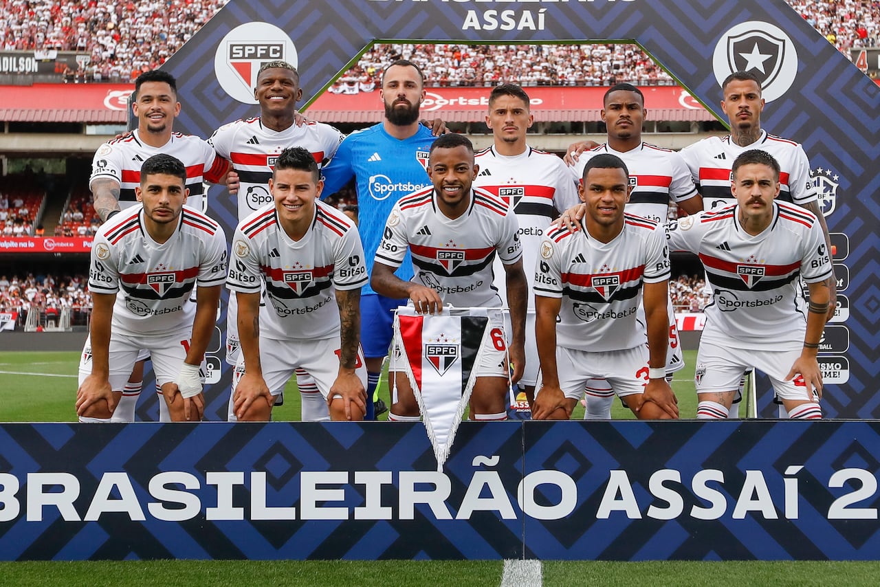 SAO PAULO, BRAZIL - AUGUST 19: Players of Sao Paulo pose for photographers prior to the match between during the match between Sao Paulo and Botafogo as part of Brasileirao Series A 2023 at Morumbi Stadium on August 19, 2023 in Sao Paulo, Brazil. (Photo by Ricardo Moreira/Getty Images)