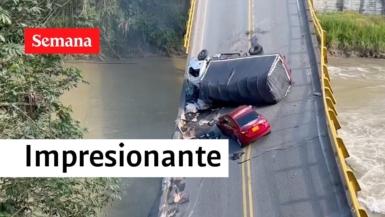 Dos policías murieron en el colapso del puente.