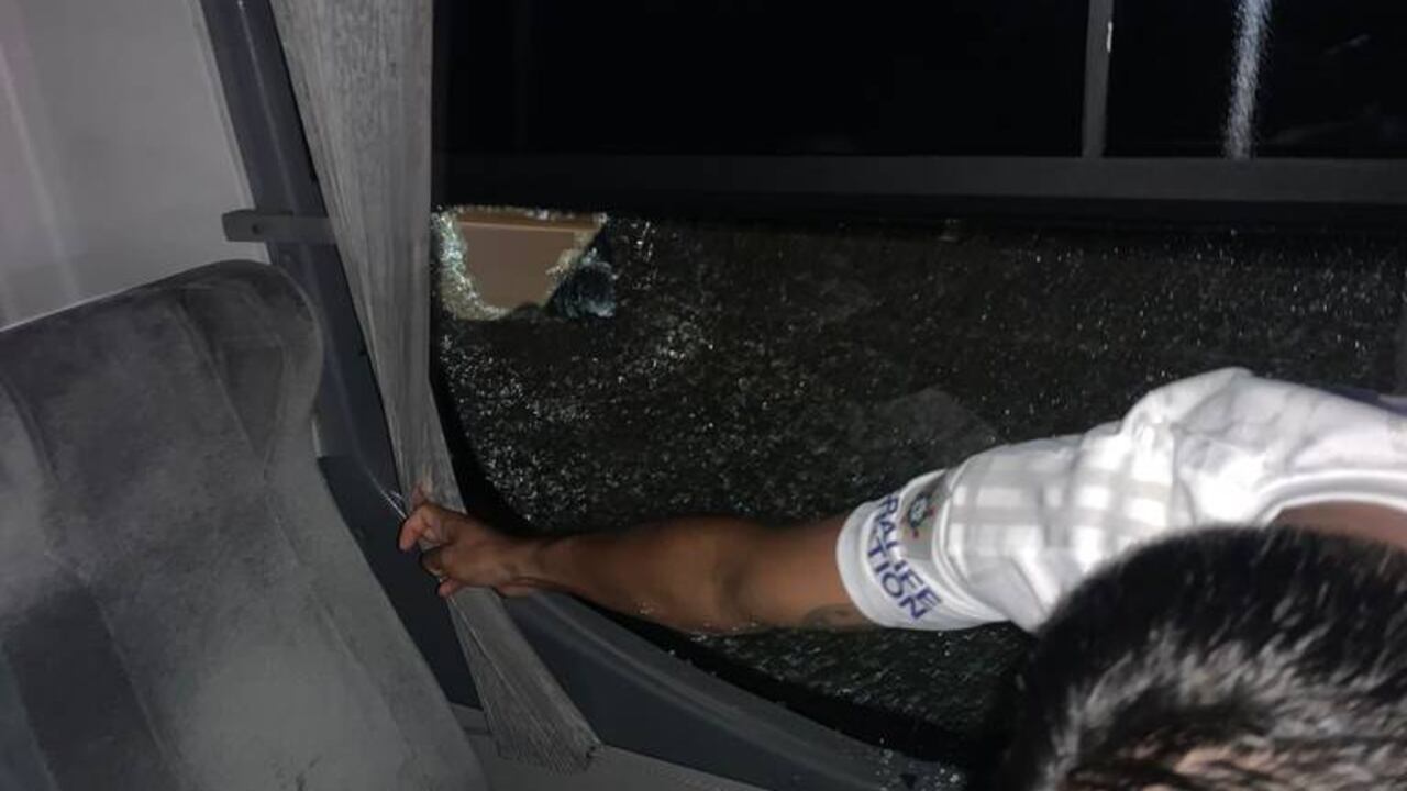 Los propios jugadores de Millonarios denunciaron en sus redes sociales el ataque que recibieron al salir del estadio Manuel Murillo Toro en Ibagué: Foto Juan Carlos Pereira.