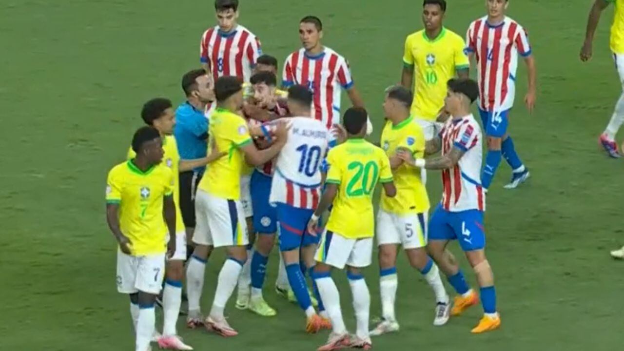 Trifulca en el Brasil vs Paraguay.