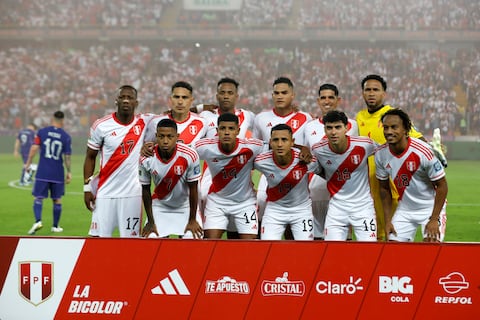 Los jugadores de Perú posan para una foto antes de un partido de clasificación para la Copa Mundial de la FIFA 2026 entre Perú y Argentina en el Estadio Nacional de Lima el 17 de octubre de 2023 en Lima, Perú. (Foto de Mariana Bazo/Getty Images)
