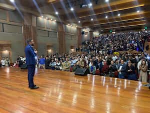 “Las familias bajo ataque”, fue la ovacionada conferencia de Agustín Laje en Bogotá