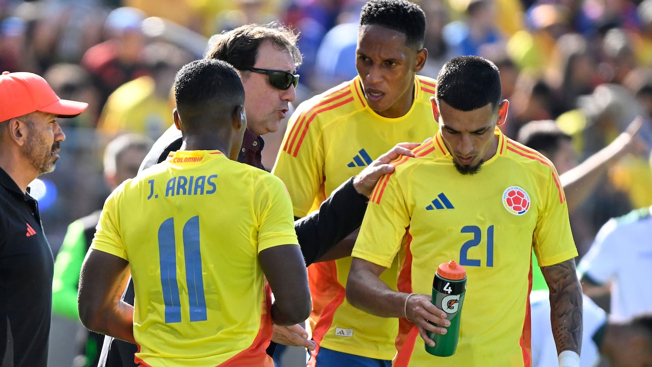 Colombia coach Nestor Lorenzo talks with players Jhon Arias (11), Yerri Mina (13) and Daniel Munoz (21) during the team's international friendly soccer match against Bolivia on Saturday, June 15, 2024, in East Hartford, Conn. (AP Photo/Jessica Hill)