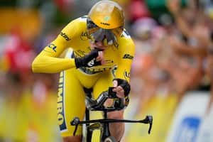 El danés Jonas Vingegaard, con el maillot amarillo de líder general, cruza la línea de meta para ganar la decimosexta etapa del Tour de Francia, una contrarreloj individual de 22,5 kilómetros (14 millas) con inicio en Passy y final en Combloux, Francia. Martes, 18 de julio de 2023. (Foto AP/Daniel Cole)