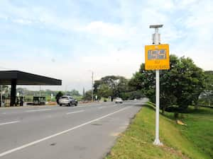 Cali:  Cuatro nuevos radares de velocidad fueron instalados en la recta Cali Palmira, debido al exceso de velocidad que desarrollan en esta vía y la cantidad de accidentes generados. Foto José L Guzmán. El País, junio 15-23