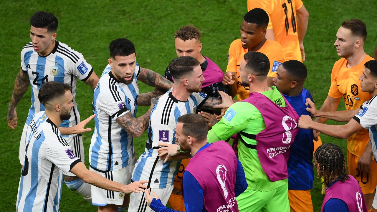 Netherlands and Argentina players clash during the Qatar 2022 World Cup quarter-final football match between The Netherlands and Argentina at Lusail Stadium, north of Doha on December 9, 2022. (Photo by FRANCK FIFE / AFP)