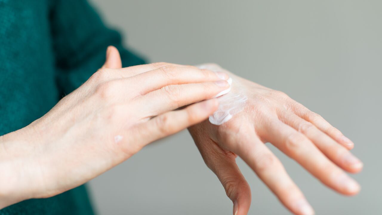 Una alta exposición al sol genera manchas en la piel de las manos.
