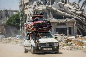 Los palestinos desplazados llegan en un automóvil con sus pertenencias para establecer refugio después de regresar a Khan Yunis, en el sur de la Franja de Gaza, el 9 de mayo de 2024, en medio del conflicto en curso entre Israel y el grupo militante palestino Hamás. (Foto de AFP)