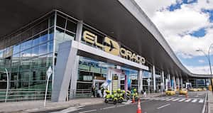    Fuera de las malas condiciones del clima, la falta de controladores aéreos, principalmente en el aeropuerto El Dorado, en Bogotá, desde donde se controla el tránsito aéreo del país, podría afectar las operaciones para la época de fin de año. Los pasajeros serían los más perjudicados. 