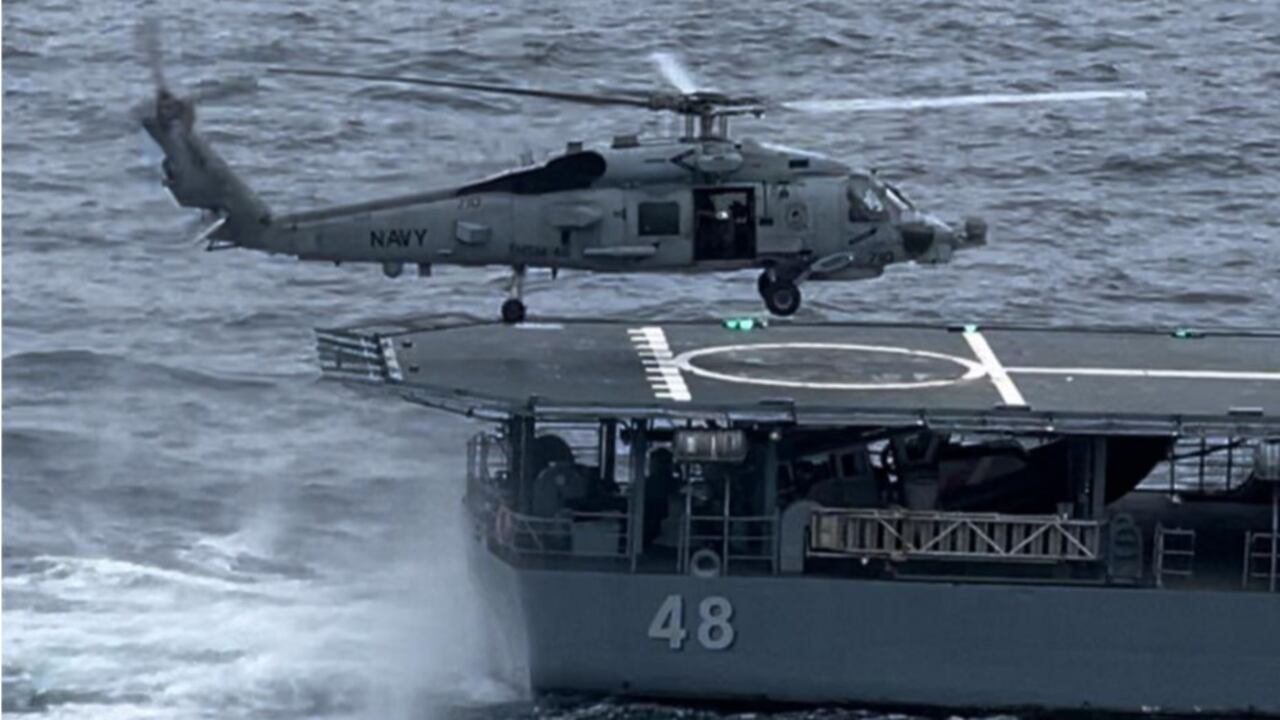 Así fue el peligroso aterrizaje de un helicóptero de guerra de Estados Unidos en un buque colombiano