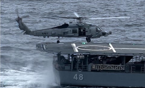 Así fue el peligroso aterrizaje de un helicóptero de guerra de Estados Unidos en un buque colombiano