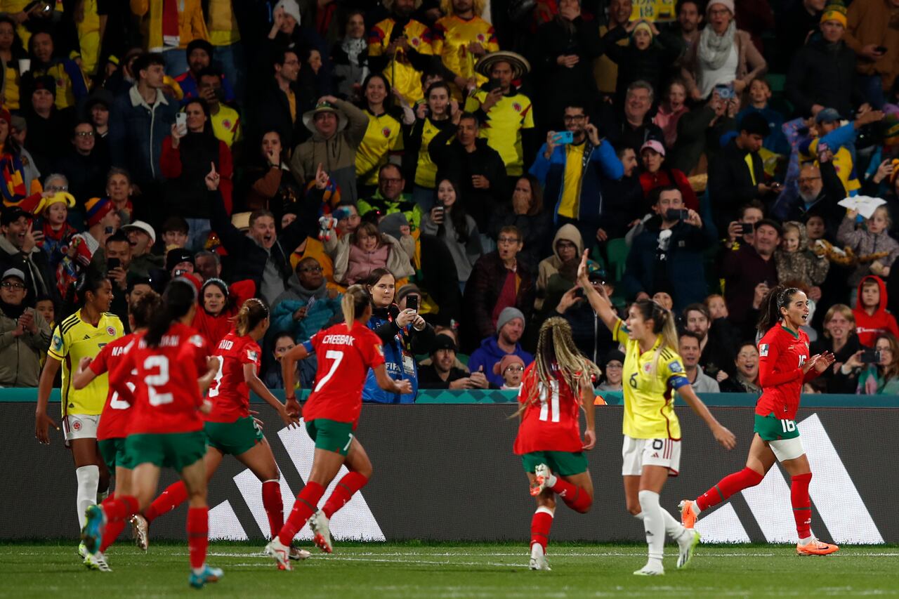 Anissa Lahmari de Marruecos, a la derecha, celebra con sus compañeras de equipo después de anotar el primer gol de su equipo durante el partido de fútbol del Grupo H de la Copa Mundial Femenina entre Marruecos y Colombia en Perth, Australia, el jueves 3 de agosto de 2023. (Foto AP/Gary Day)