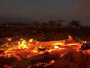 Un incendio forestal arde en Kihei, Hawái, la noche del miércoles 9 de agosto de 2023. Miles de residentes corrieron para escapar de sus hogares en Maui mientras las llamas arrasaban la isla, destruyendo partes de una ciudad centenaria en uno de los incendios forestales más mortíferos de los últimos años en EE. UU.