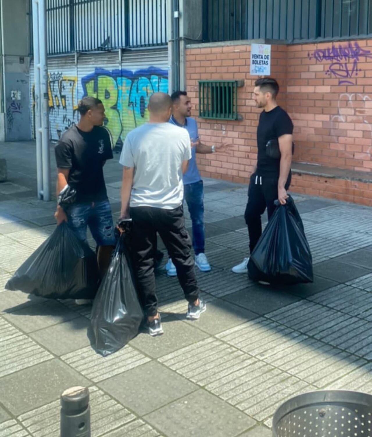 Futbolistas, despedidos por Once Caldas, se marcharon con bolsas negras, como si fueran de basura.