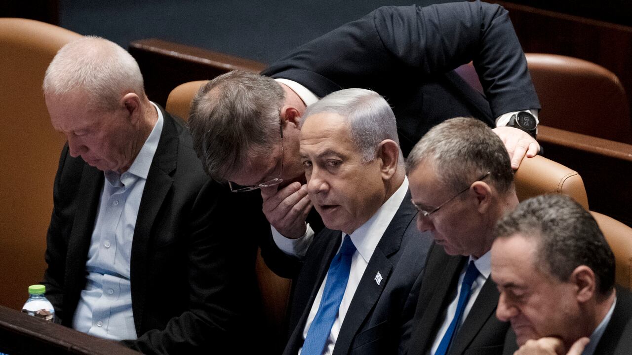 Los legisladores rodean al primer ministro de Israel, Benjamin Netanyahu, centro, en una sesión de la Knesset, el parlamento de Israel, en Jerusalén, el lunes 24 de julio de 2023.