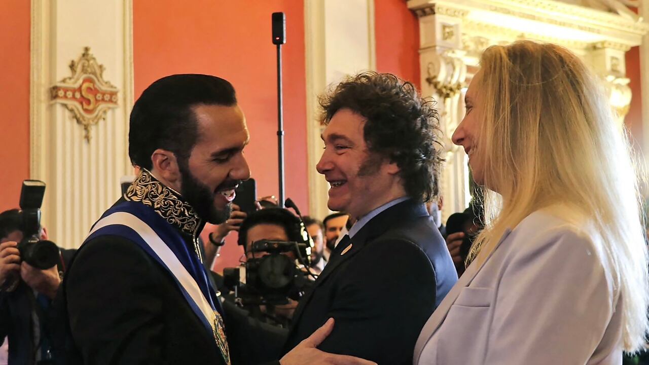 Esta imagen publicada por la Presidencia argentina muestra al presidente de El Salvador, Nayib Bukele (izq.), saludando al presidente de Argentina, Javier Milei (centro), y a su hermana y secretaria general de la presidencia, Karina Milei, durante su ceremonia de toma de posesión en el Palacio Nacional en el centro de San Salvador en junio.