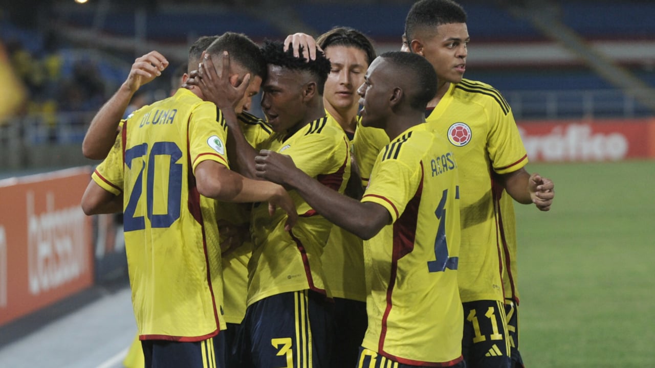 Colombia celebrando el gol de Daniel Luna ante Paraguay