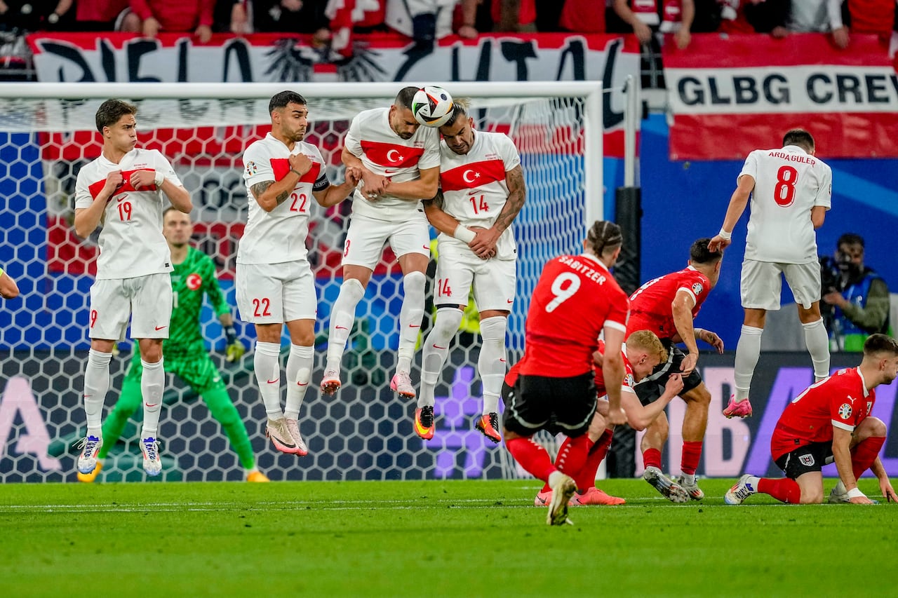 La defensa de Turquía salta durante un partido de octavos de final entre Austria y Turquía en el torneo de fútbol Euro 2024 en Leipzig, Alemania, el martes 2 de julio de 2024. (Foto AP/Darko Vojinovic)