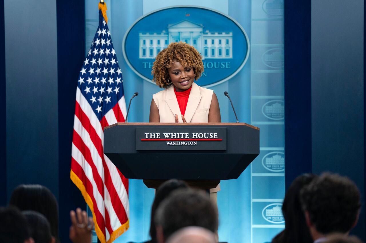 La secretaria de prensa de la Casa Blanca, Karine Jean-Pierre, habla durante una rueda de prensa el miércoles 3 de julio de 2024 en Washington.