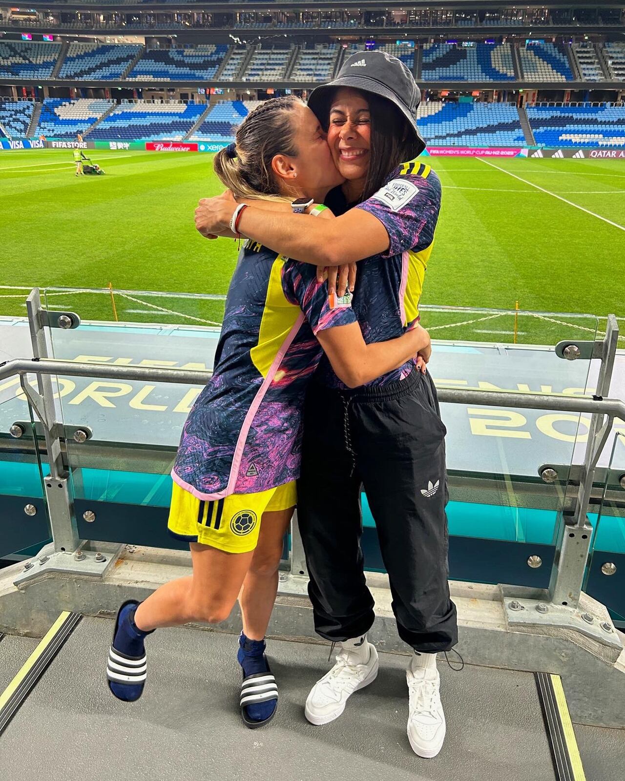 Daniela Montoya y su pareja, Renata Arango, celebrando el triunfo de Colombia sobre Alemania en el Mundial.