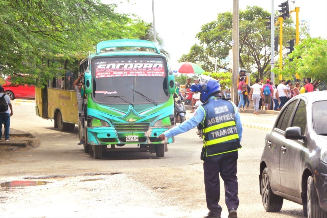 Movilidad en Cartagena - Buseta de Socorro a la altura del monumento Indica Catalina