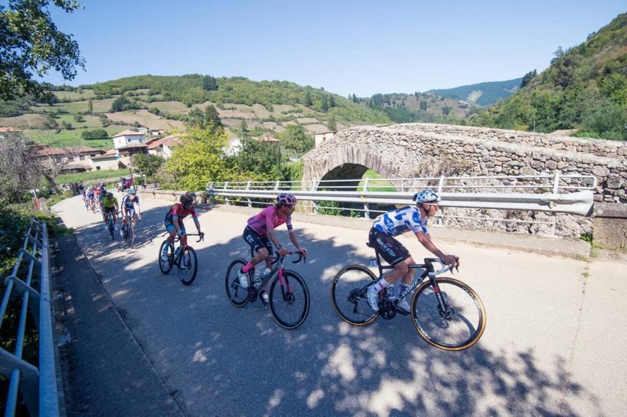 Remco Evenepoel liderando el grupo de fuga en la Vuelta a España 2023