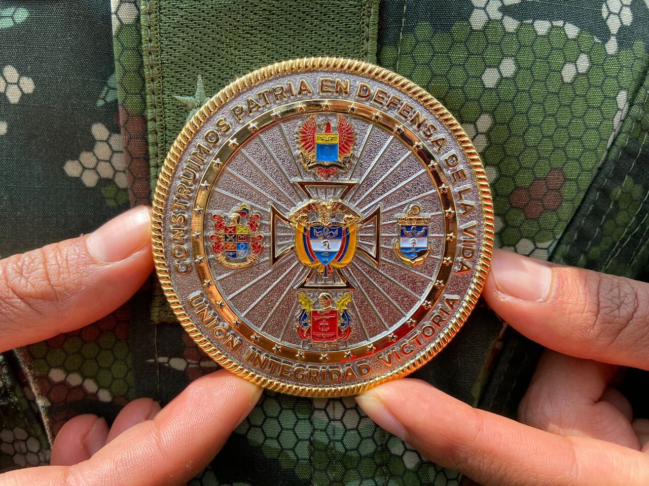 Moneda al comandante general de las fuerzas militares entregada en el Homenaje a más de 50 hombres y mujeres que trabajan en los incendios