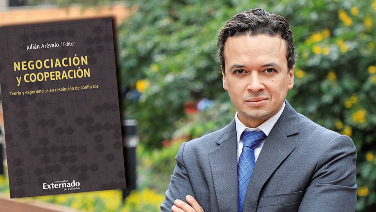 Julián Arévalo es economista de la Universidad Externado, máster en Economía de la Universidad Nacional de Colombia y doctor en Ciencias Políticas de la Universidad de Boston.