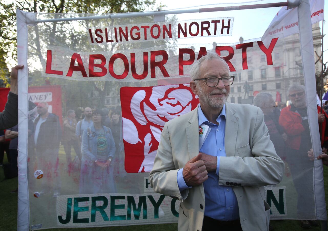 El ex diputado laborista de Islington North Jeremy Corbyn está con la pancarta de su circunscripción en la Plaza del Parlamento el 22 de mayo de 2023 en Londres, Inglaterra.