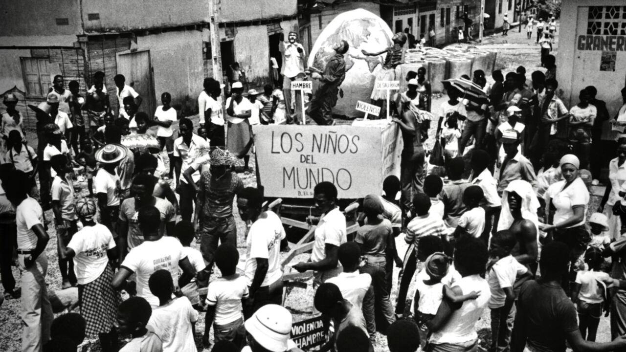 Quibdó, Chocó. Carroza Los niños del mundo. Foto: Jorge Múnera, 1984, Audiovisuales.