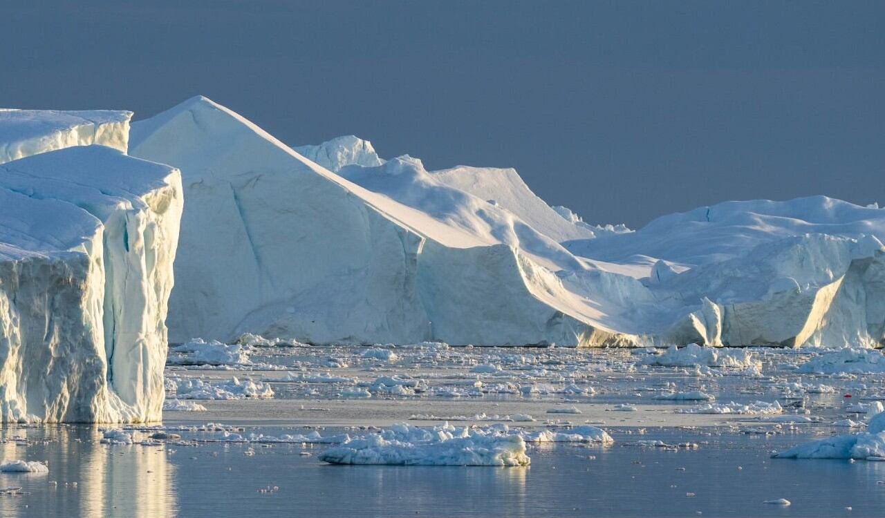 Son varios los pedazos de hielo que ahora se ven en el mar debido al desprendimiento de ellos por cuenta de las elevadas temperaturas
