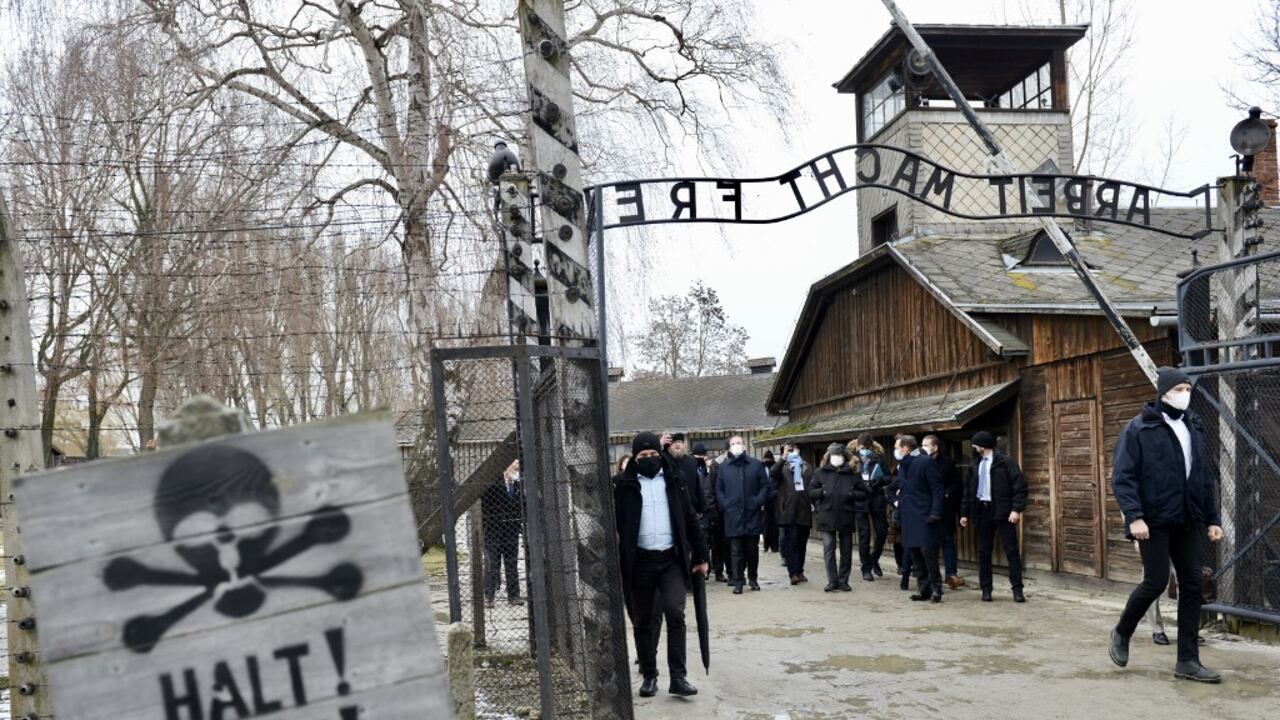 El primer ministro francés, Jean Castex (C), se encuentra en la puerta durante una visita al Memorial y Museo Auschwitz-Birkenau del antiguo campo de concentración y exterminio nazi alemán en Oswiecim, Polonia, el 27 de enero de 2022, en el 77.° aniversario de la liberación de Auschwitz, en conmemoración del Día Internacional de Conmemoración del Holocausto.