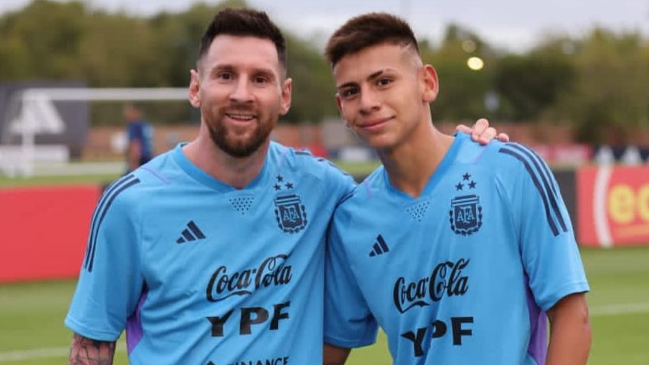 Echeverri posando junto a Messi en un entrenamiento de Argentina