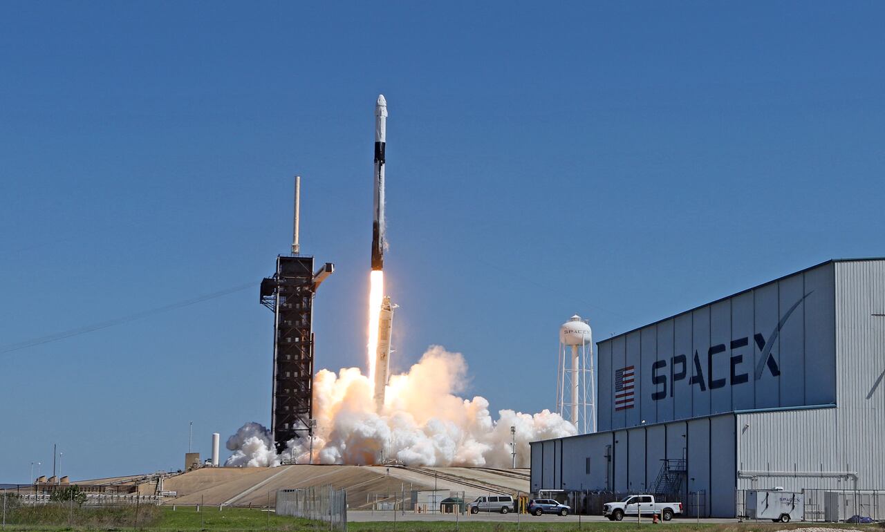 Esta vez es la compañía Axiom Space la que organizó el viaje, en colaboración con SpaceX y la NASA, retribuida por el uso de su estación. (Photo by RED HUBER / GETTY IMAGES NORTH AMERICA / Getty Images via AFP)