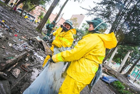 Operadores del servicio de aseo adelantan la recolección de escombros en el Parque Nacional.