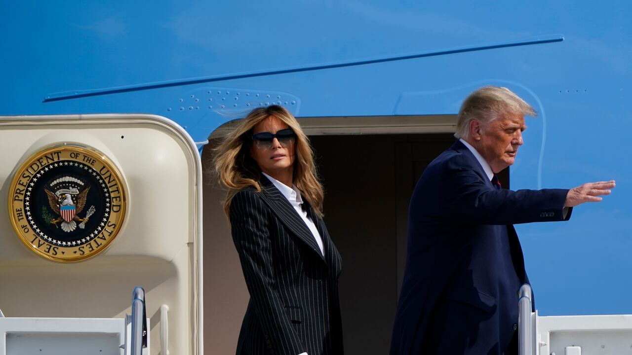 El presidente, Donald Trump, y la primera dama, Melania Trump, caminan para abordar el avión Air Force One que los llevó a Cleveland, Ohio.