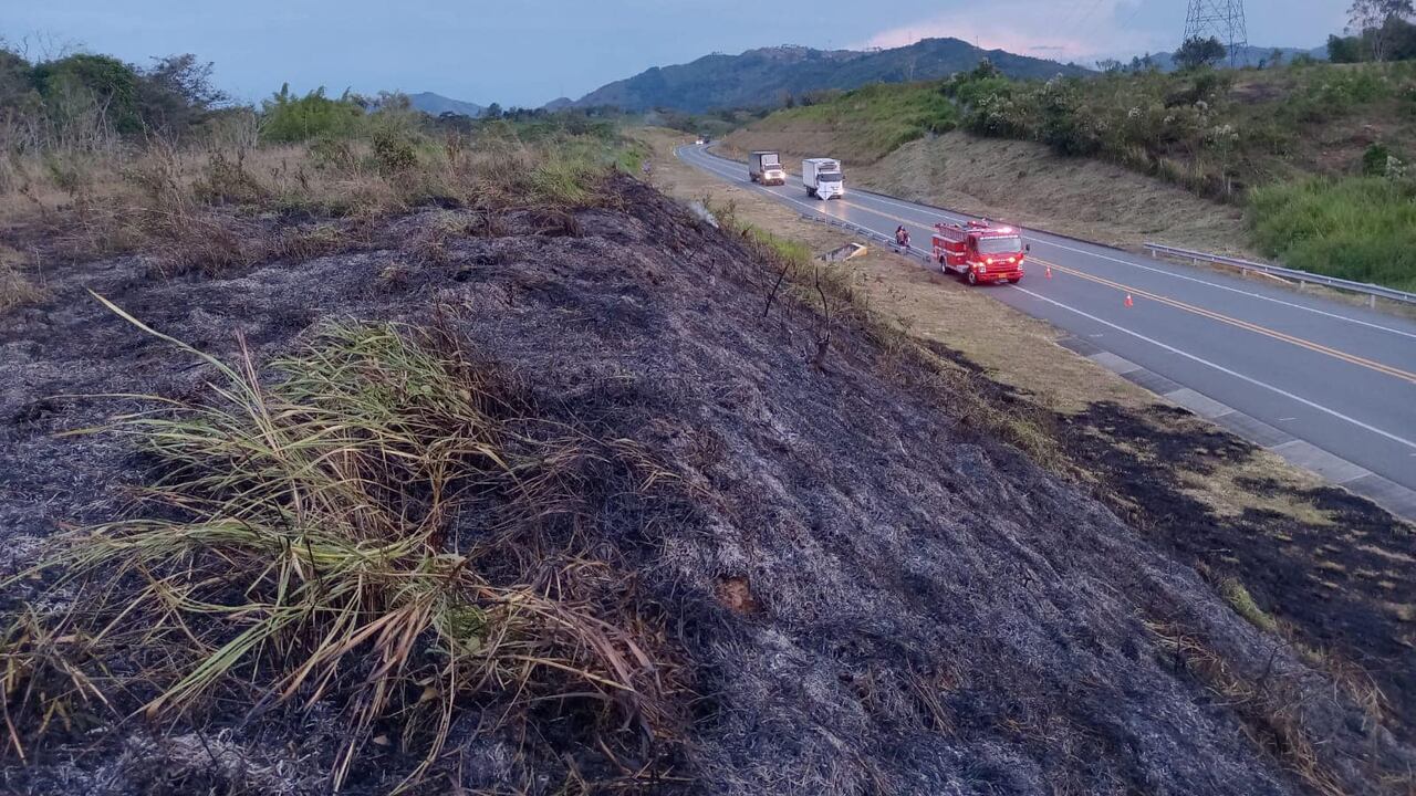 El incendio forestal ocurrido en Caldas fue controlado por integrantes del Cuerpo Oficial de Bomberos