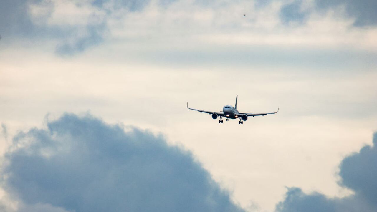 Silueta de un avión volando entre las nubes. Avión de pasajeros Airbus A320 de Lufthansa visto volando en aproximación final para aterrizar en el Aeropuerto Internacional de Atenas ATH en la capital griega, llegando desde Munich (Foto de Nicolas Economou/NurPhoto vía Getty Images)