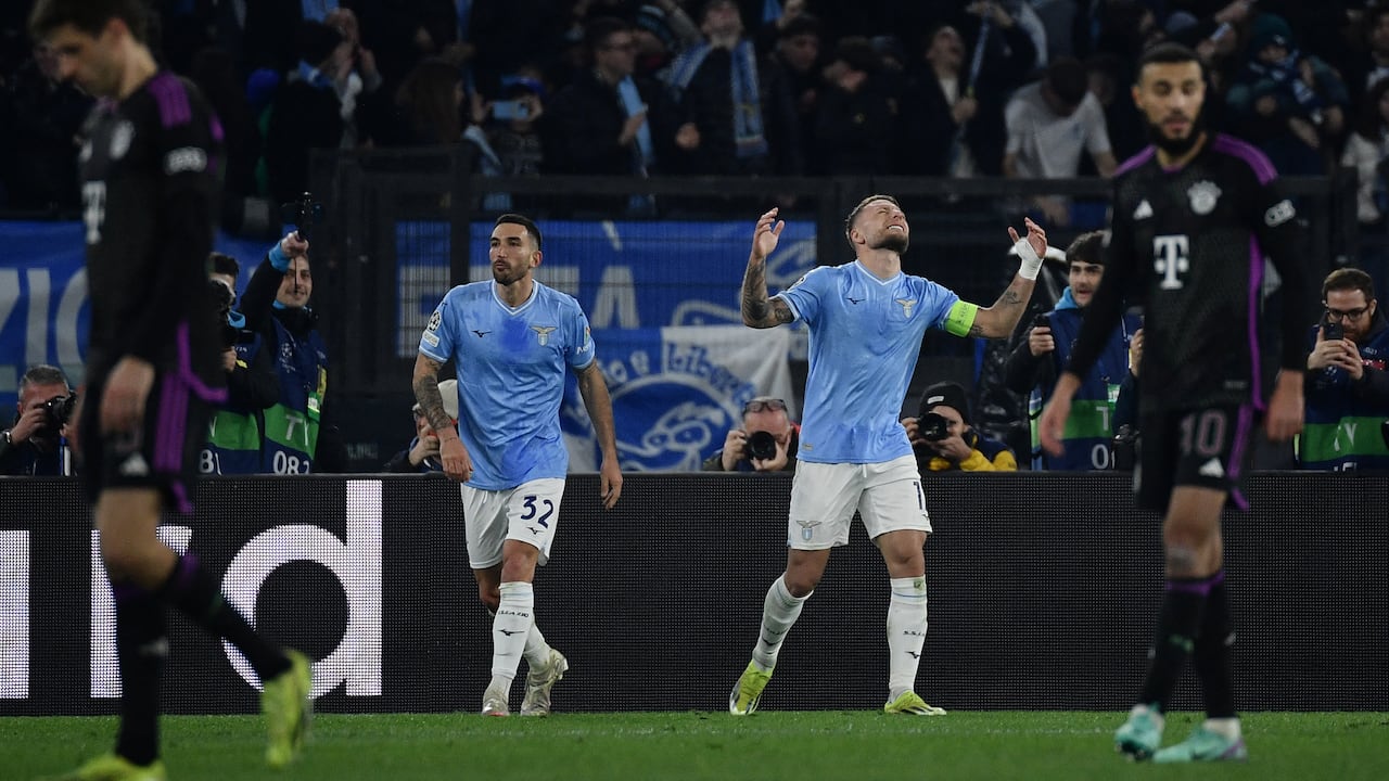 Ciro Immobile celebra tras marcar un penalti durante el partido de ida de octavos de final de la Liga de Campeones de la UEFA entre el Lazio y el Bayern de Múnich en el estadio Olímpico el 14 de febrero de 2024 en Roma.