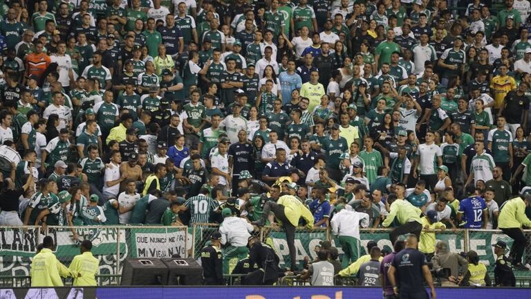 Imagen de la hinchada del Deportivo Cali, presente en el estadio Palmaseca, en el duelo ante el América por la Liga BetPlay 2024-l.