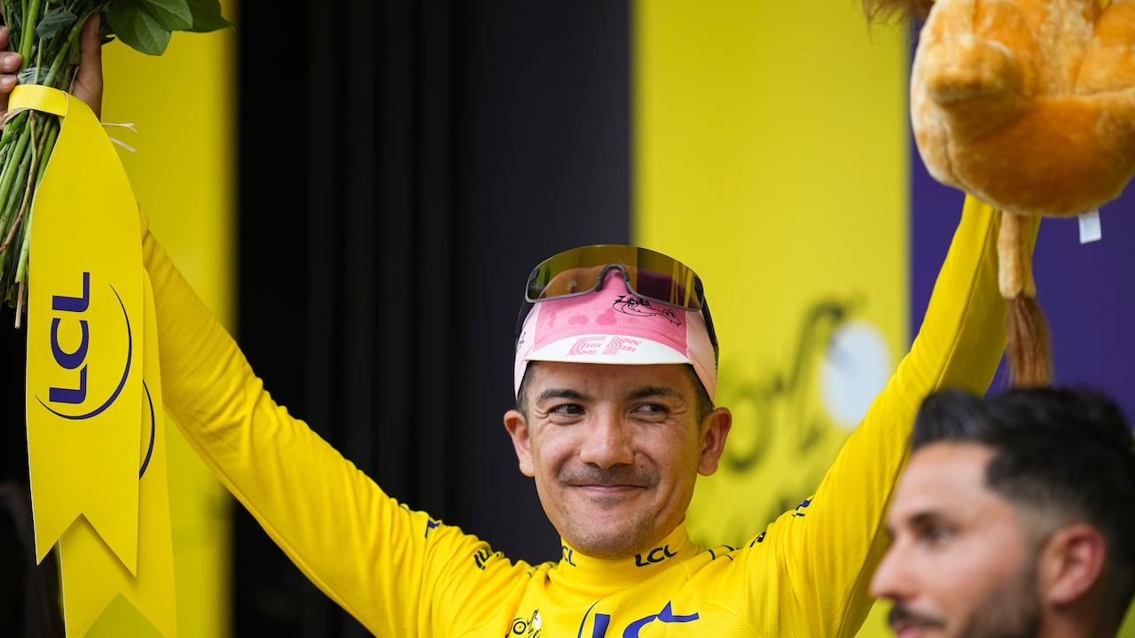 El ciclista sudamericano del EF Education arrebata la preciada prensa al esloveno Tadej Pogacar por la suma de mejores puestos.