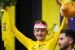 El ciclista sudamericano del EF Education arrebata la preciada prensa al esloveno Tadej Pogacar por la suma de mejores puestos.