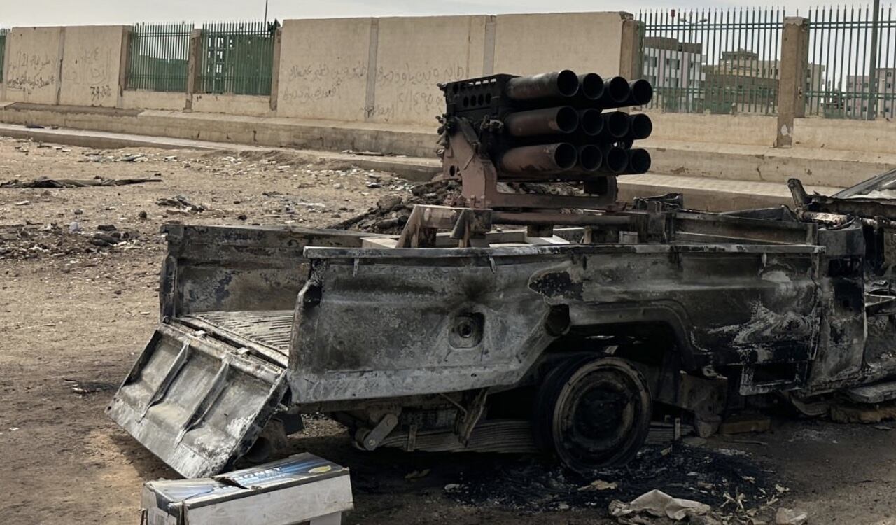Vehículos militares se encuentran destruidos en las calles de Jartum, Sudán