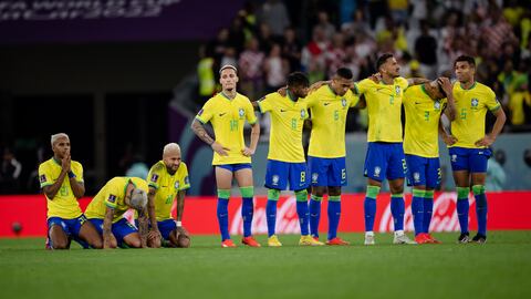 Brasil en el terreno de juego tras la tanda de penales ante Croacia.