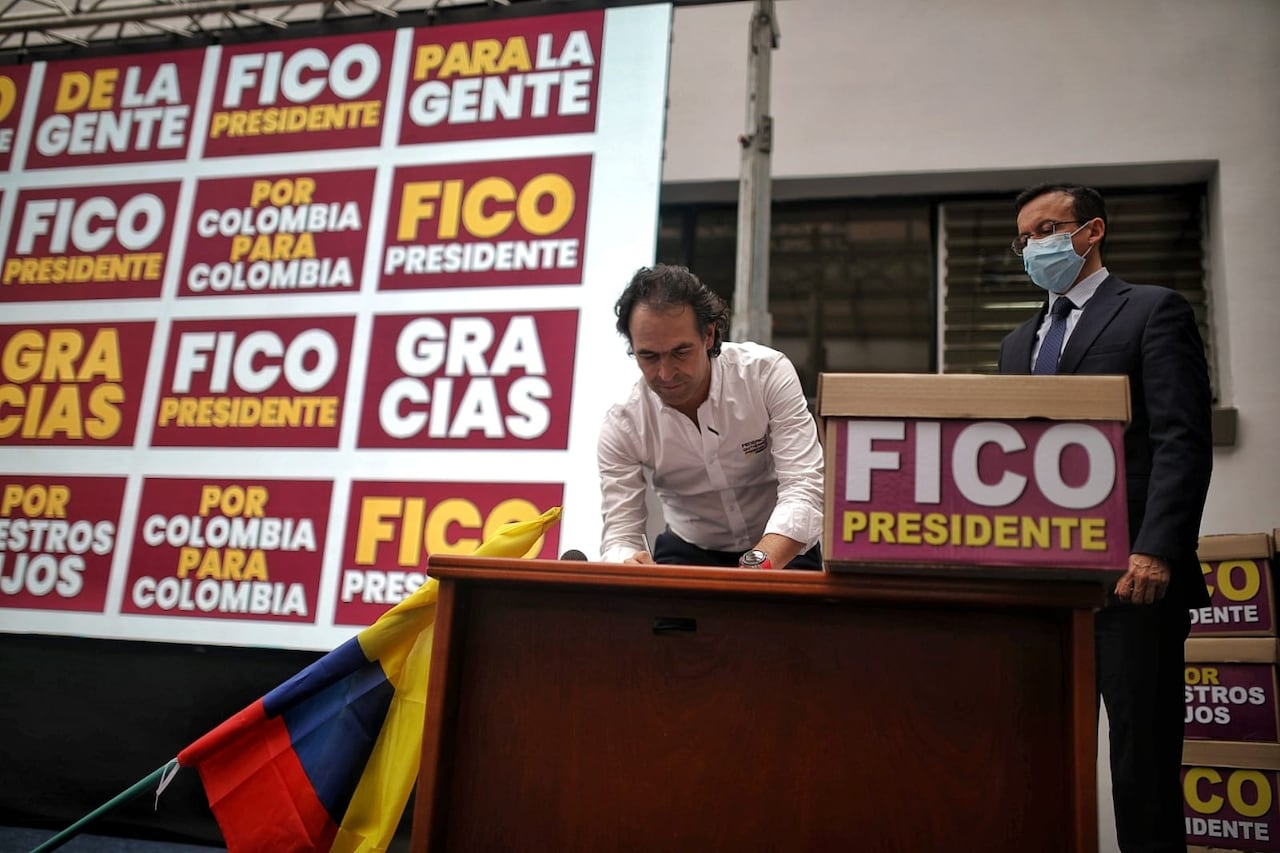 Federico Gutiérrez entrega de firmas en la Registraduria