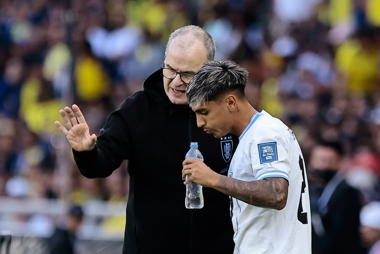 QUITO, ECUADOR - SEPTEMBER 12: Marcelo Bielsa, head coach of Uruguay, talks to Facundo Torres of Uruguay during a FIFA World Cup 2026 Qualifier match between Ecuador and Uruguay at Estadio Rodrigo Paz Delgado on September 12, 2023 in Quito, Ecuador. (Photo by Franklin Jacome/Getty Images)