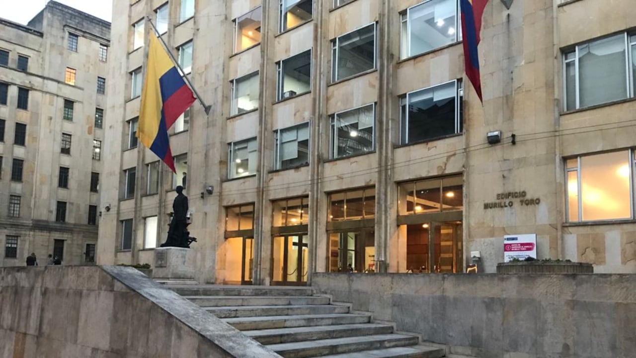 Agentes del Cuerpo Técnico de Investigaciones de la Fiscalía llegaron hasta la sede del MinTIC, en el centro de Bogotá, con la intención de hacer copias espejo de los computadores