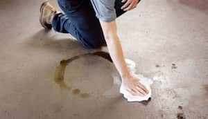 Las manchas de aceite son difíciles de eliminar tanto del piso como de las paredes.