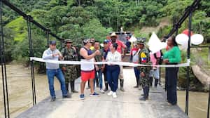 Las disidencias de las Farc en el Cauca inauguran Puente en vereda del municipio El Tambo.